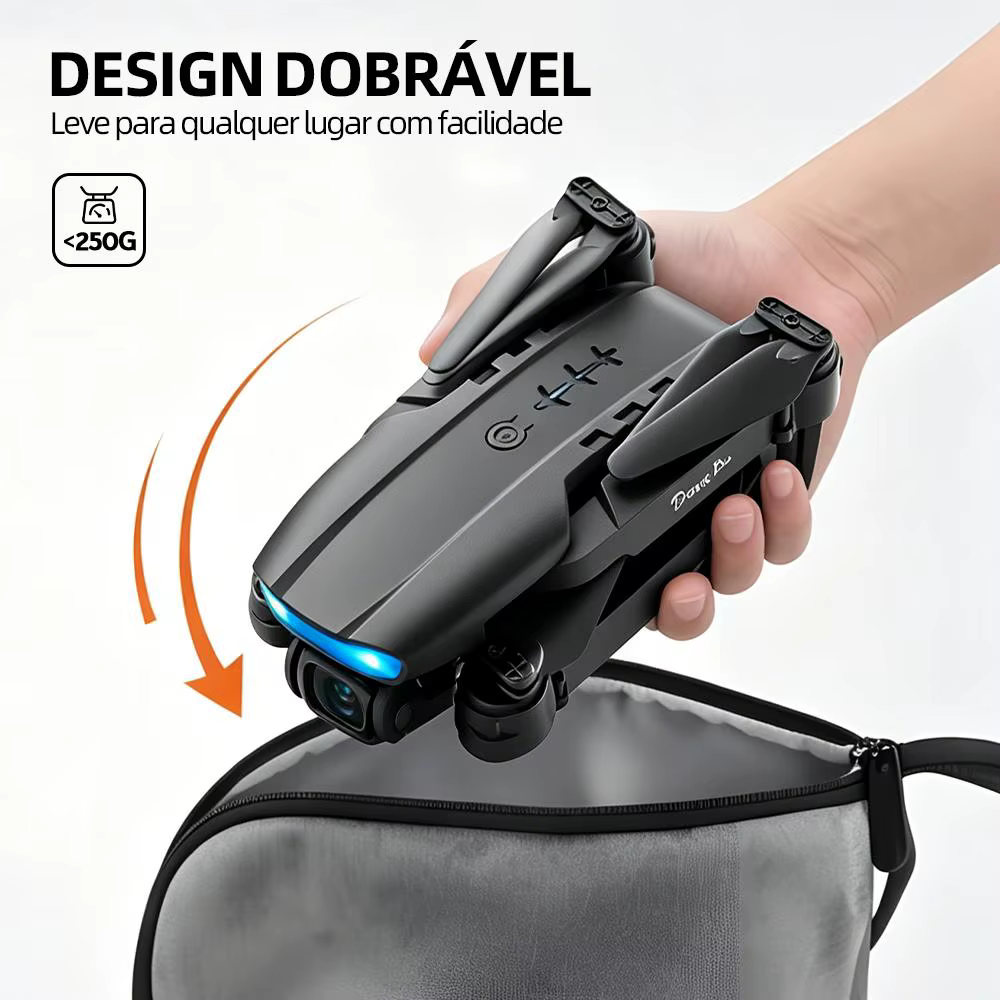 Drone dobrado sendo guardado na bolsa, mostrando o tamanho compacto
